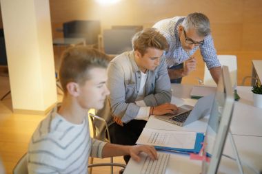 Web lise öğrencisi sınıf öğretmeni ile tasarım