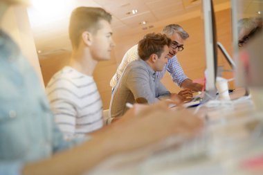 Web lise öğrencisi sınıf öğretmeni ile tasarım