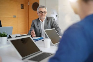 Dizüstü bilgisayarlar kullanarak tablo çalışma öğrenci ile öğretmen