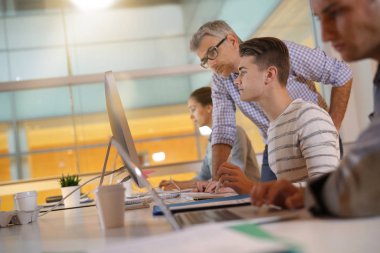 Bilgi işlem sınıf katılıyor çıraklık öğrenci ile öğretmen