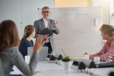 Ekonomi sınıfı veren, beyaz tahta kullanarak öğretmen