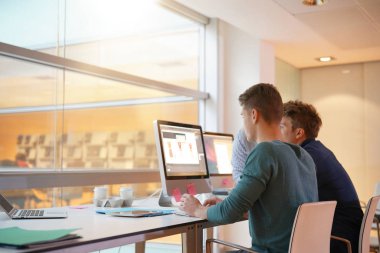 öğretmen ile öğrenci sınıf bilgi işlem