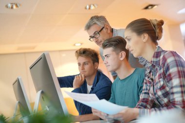 Projede çalışan öğretmenle sınıfta öğrenciler