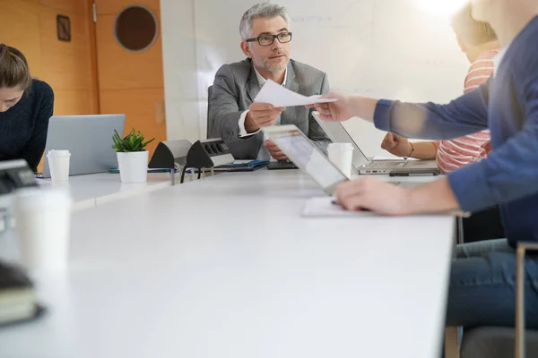 Profesor Dando Copias Los Estudiantes Alrededor Mesa — Foto de Stock