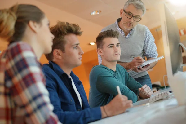 Učitel Řízení Studenti Pracují Třídě — Stock fotografie