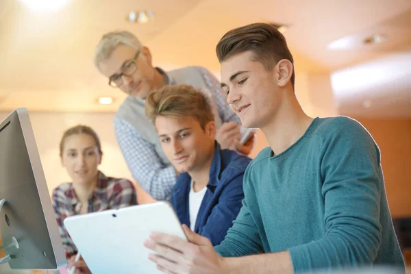 Étudiants Classe Avec Enseignant Travaillant Sur Projet — Photo