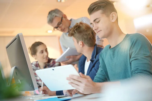 Studenti Třídě Učitelem Pracující Projektu — Stock fotografie