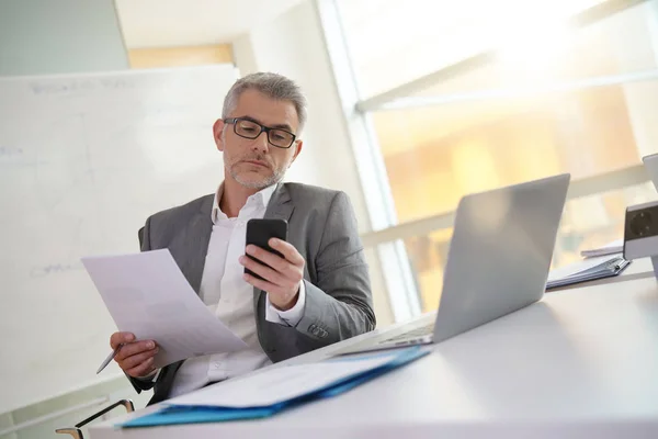 Empresario Oficina Leyendo Mensaje Teléfono Inteligente — Foto de Stock