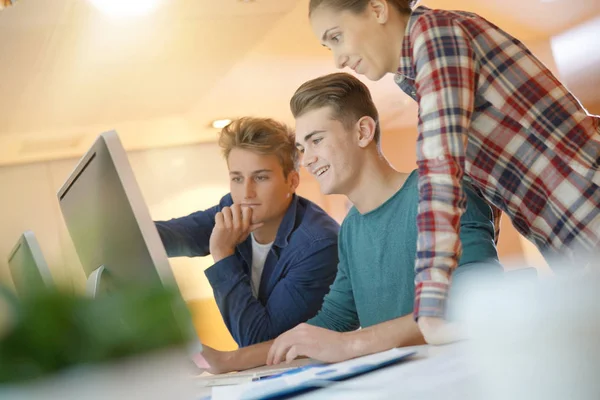 Étudiants Classe Travaillant Ensemble Sur Projet — Photo