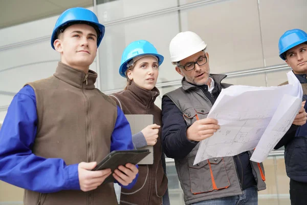 Instrutor Com Jovens Formação Engenharia — Fotografia de Stock