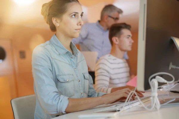 Estudiante Clase Diseño Gráfico — Foto de Stock