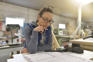 Ağaç sanayi teknisyen planı üzerinde çalışma