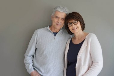 Gri arka plan üzerinde üst düzey çift duran