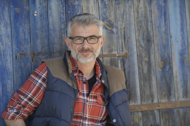 Cowshed kapıya yaslanmış çiftçi portresi