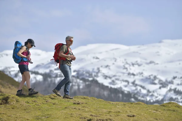 Couple Hikers Walking Mountains — Stock Photo, Image