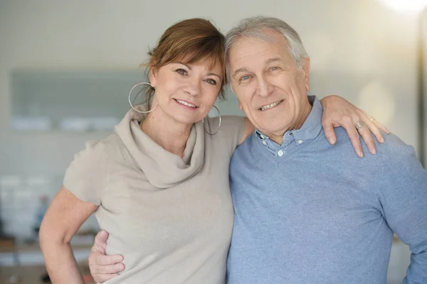 Porträt Eines Glücklichen Seniorenpaares Hause — Stockfoto