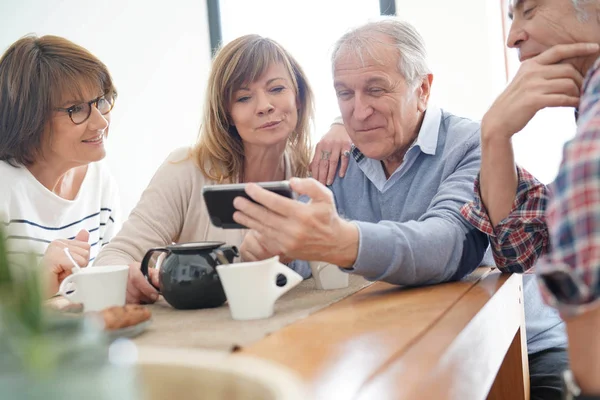 Grupp Ledande Vänner Tittar Bilder Smartphone — Stockfoto