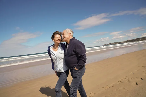 Seniorenpaar Geht Strand Spazieren — Stockfoto