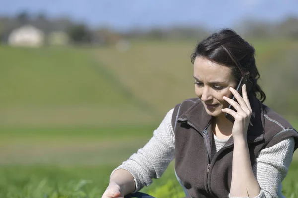 Boer Vrouw Landbouwgebied Praten Telefoon — Stockfoto