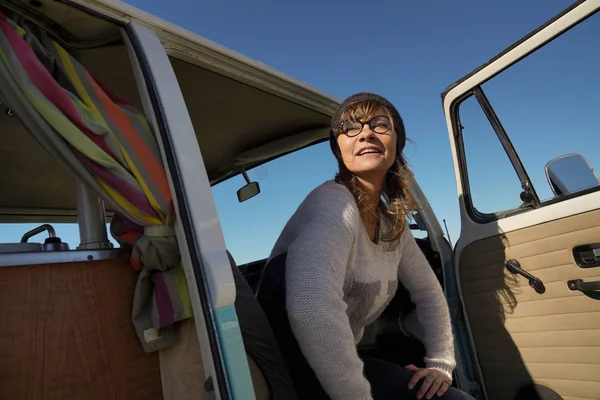 Зріла Жінка Розслабляється Старовинному Кемперському Фургоні Сонячний День — стокове фото