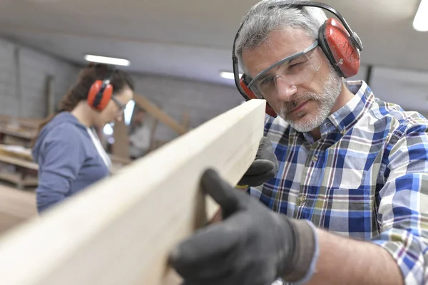 Trabajador Madera Cortando Pieza Madera Con Máquina — Foto de Stock