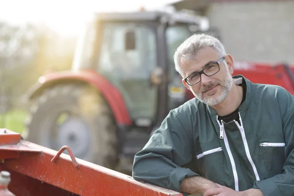 Agricultor Perto Trator Fora Celeiro — Fotografia de Stock