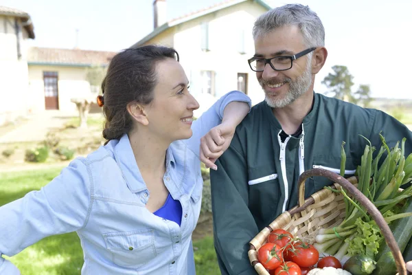 Portret Van Gelukkige Paar Van Boeren Met Groenten — Stockfoto