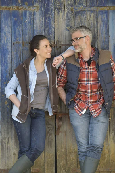 Pareja Granjeros Pie Frente Puerta Madera Del Granero — Foto de Stock