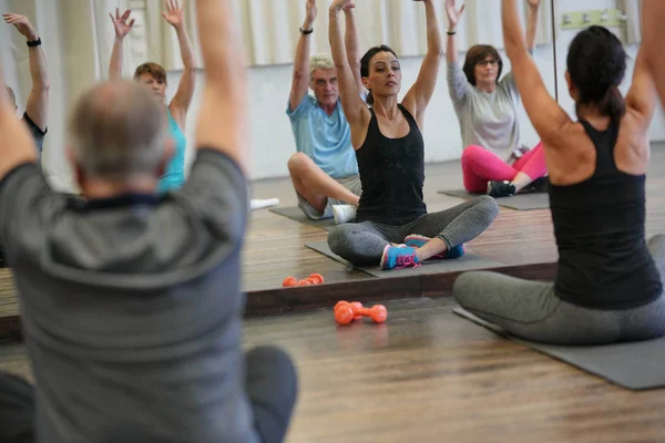 Gruppo Anziani Sala Fitness Che Fanno Attività Fisica Con Allenatore — Foto Stock