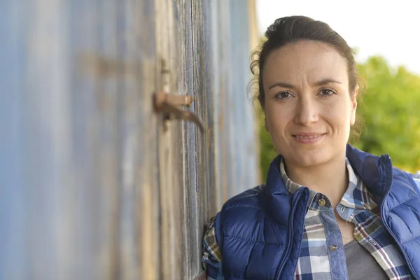 Portret Van Boer Vrouw Permanent Door Schuur Houten Deur — Stockfoto