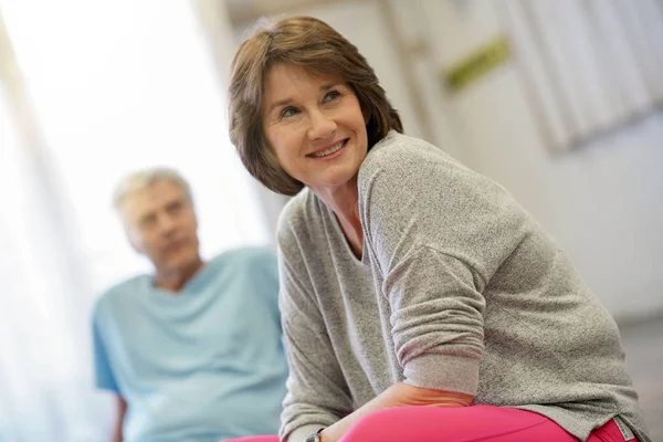 Porträtt Senior Kvinna Sitter Golvet Gymmet — Stockfoto