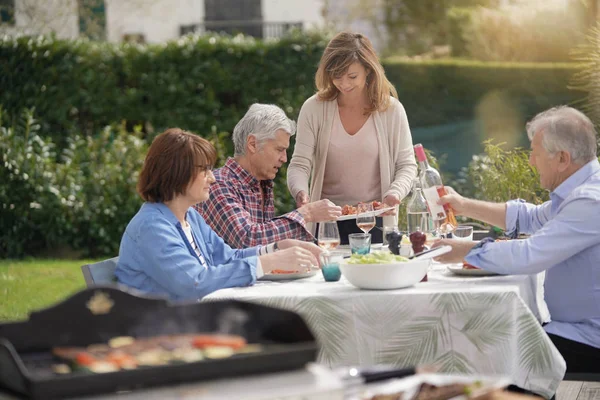 Orang Senior Berkumpul Untuk Makan Siang Barbekyu Musim Panas — Stok Foto