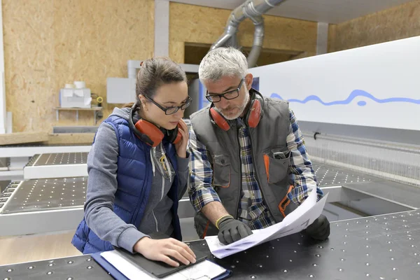 Industriella Träslöjd Tekniker Läsning Blueprint — Stockfoto