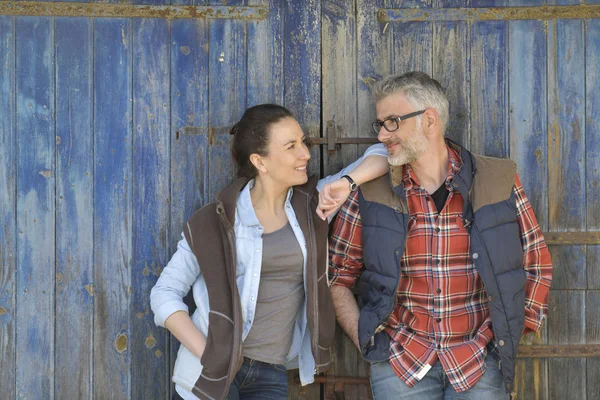 Pareja Granjeros Pie Frente Puerta Madera Del Granero —  Fotos de Stock