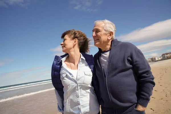 Seniorenpaar Wandelen Het Strand — Stockfoto