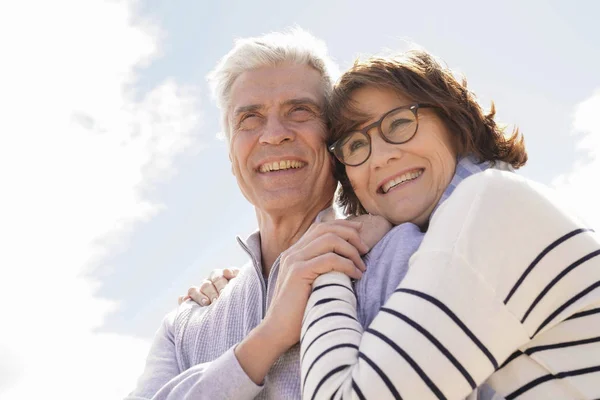 Portret Van Senior Paar Omarmen Aan Het Strand — Stockfoto