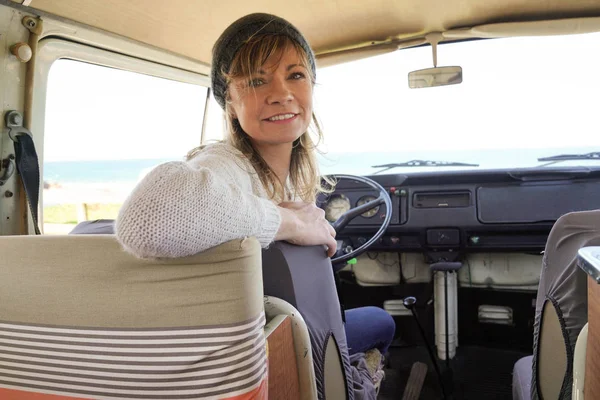 Ώριμη Μοντέρνα Γυναίκα Που Κάθεται Στο Τιμόνι Van — Φωτογραφία Αρχείου