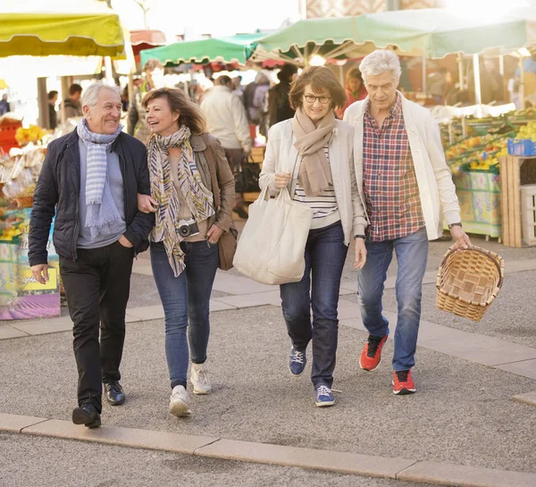 Heureux Seniors Marchant Marché Vert — Photo