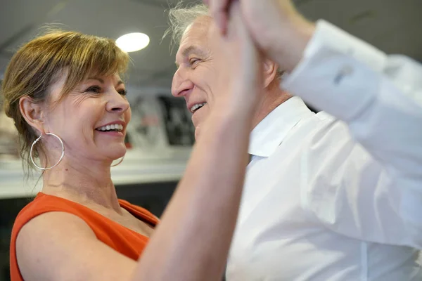 Retrato Pareja Mayor Bailando Juntos — Foto de Stock