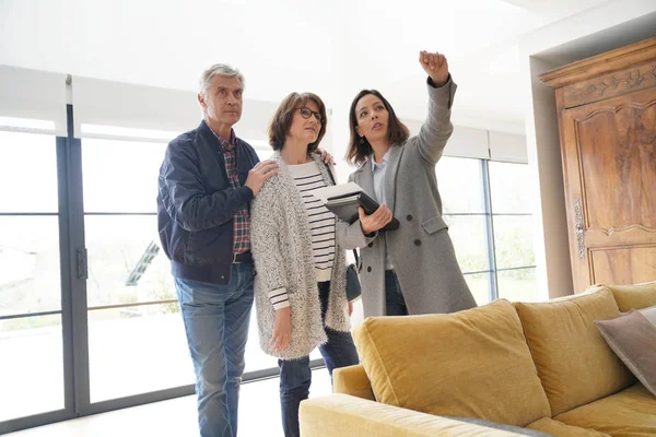 Casal Sênior Com Agente Imobiliário Visitando Casa Contemporânea — Fotografia de Stock