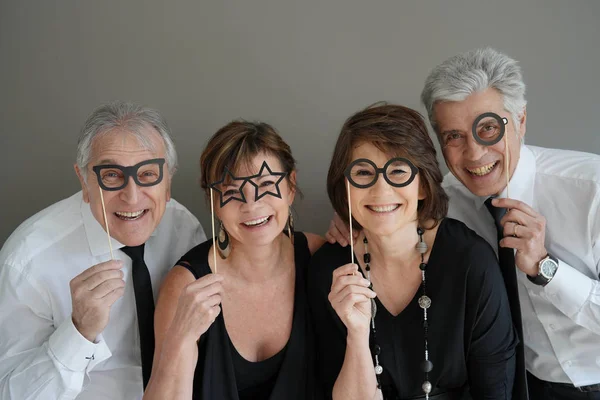 Senior Mensen Een Feestje Plezier Met Foto Rekwisieten Geïsoleerd — Stockfoto