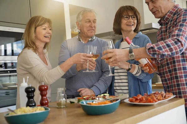 Starsi Ludzie Doping Wina Podczas Przygotowywania Posiłku — Zdjęcie stockowe