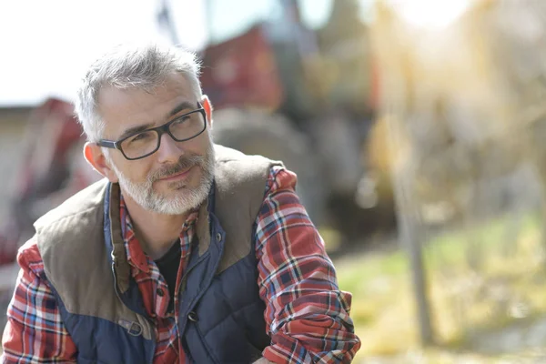 Landwirt Steht Mit Traktor Vor Der Scheune — Stockfoto