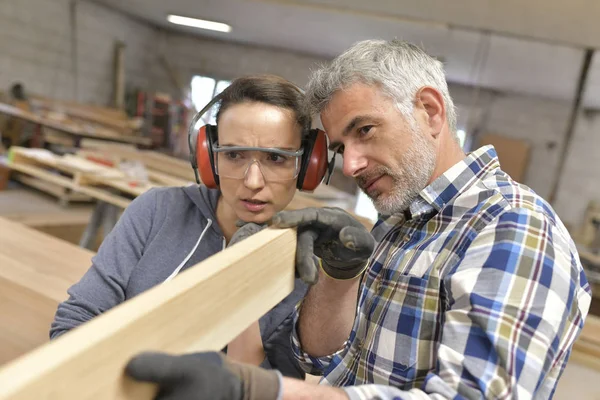 Carpenter Teaching Apprentice How Cut Wood — Stock Photo, Image