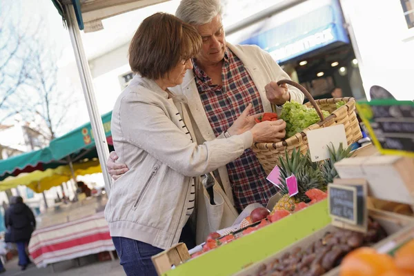 Couple Personnes Âgées Achetant Des Aliments Frais Marché Vert — Photo