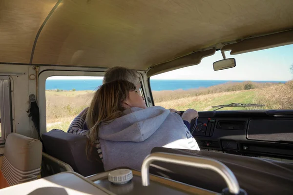 Üst Düzey Çift Camper Van Sürüş Ülke Yolda Direksiyon Oturma — Stok fotoğraf