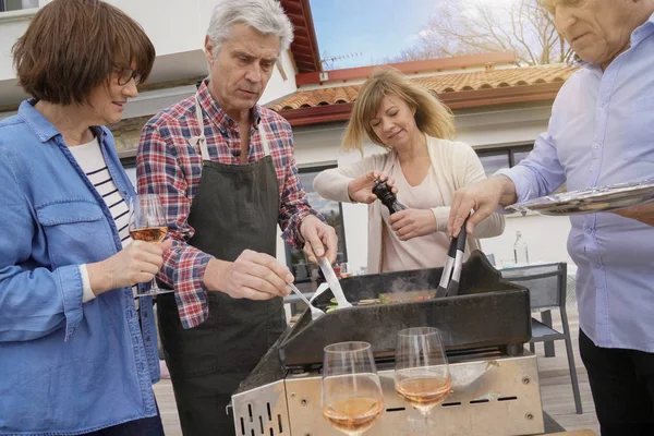 Senior Mensen Plezier Koken Barbecue Grill Voor Lunch — Stockfoto