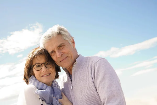 Retrato Casal Sênior Abraçando Praia — Fotografia de Stock