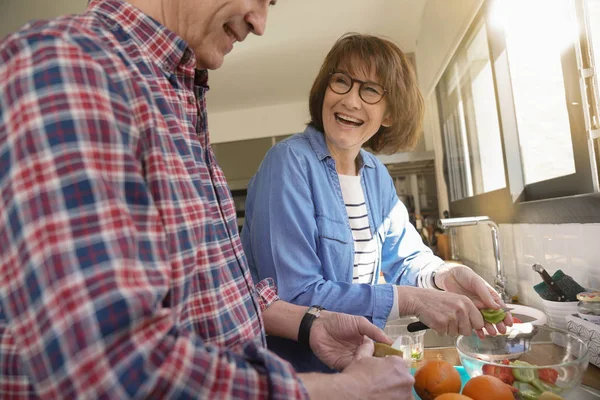 Pasangan Senior Yang Bahagia Rumah Menyiapkan Salad Buah — Stok Foto