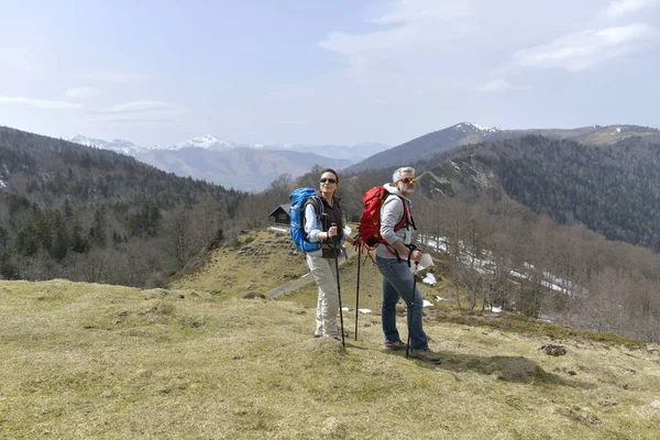 Coppia Una Giornata Trekking Montagna — Foto Stock